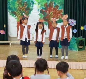 写真:舞台で演技をする子どもたち1