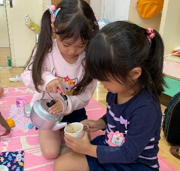 写真:麦茶を注ぐ子どもたち2