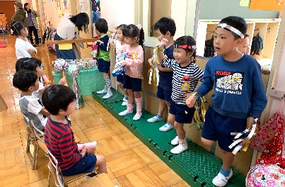 写真:ステージで踊る子どもたち