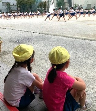 写真:練習を見つめる子どもたち