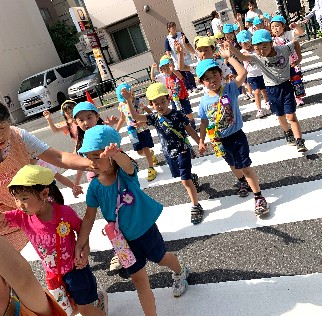 写真:手をあげて歩く子どもたち2