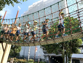 写真:公園で遊ぶ子どもたち3