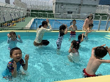 写真:プール遊びを楽しむ子どもたち1