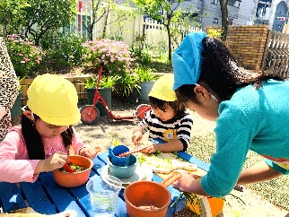 写真:草や花で遊ぶ子どもたち3