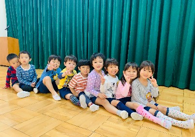 写真:ピタッとくっつく子どもたち