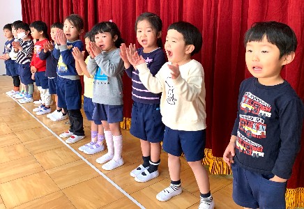 写真:劇ごっこを披露する子どもたち2