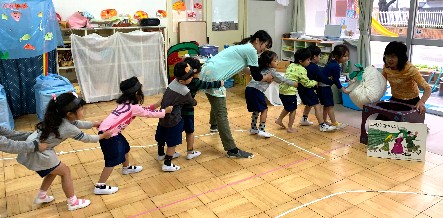 写真:劇ごっこをする子どもたち1