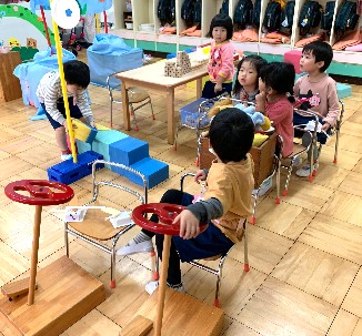 写真:飛行機ごっこをする子どもたち