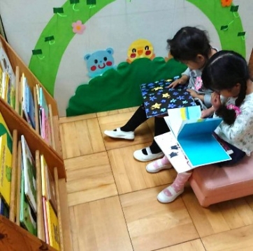 写真:絵本を読む子どもたち