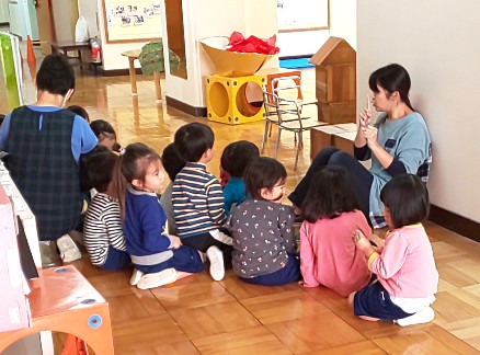 写真:出番待ちの子どもたち