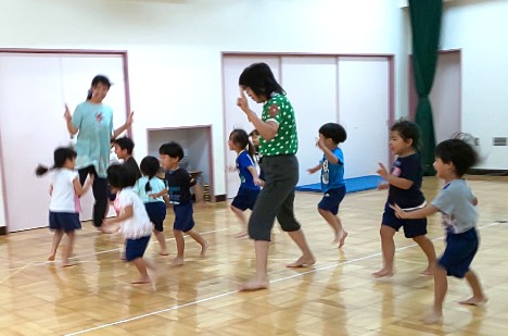 写真:歩く子どもたち