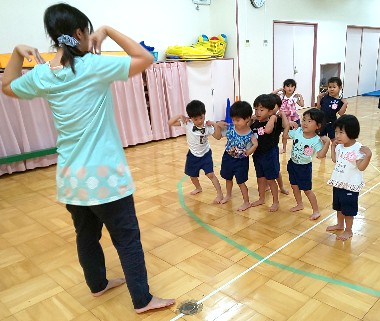 写真:先生のマネをする子どもたち