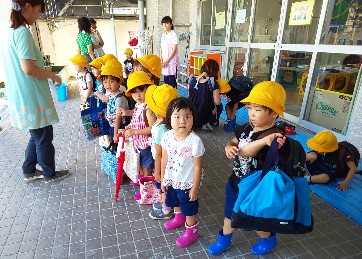 写真:帰宅する子どもたち