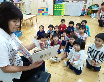 写真:本のお話を聞く子どもたち