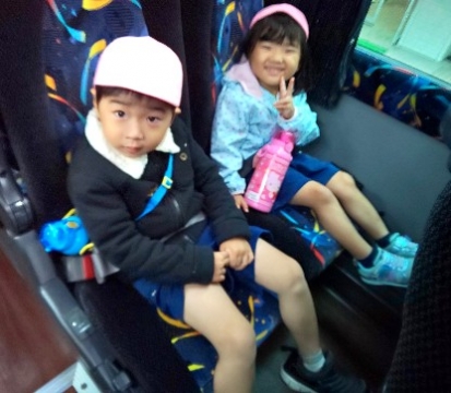 写真:バスに乗る子どもたち1
