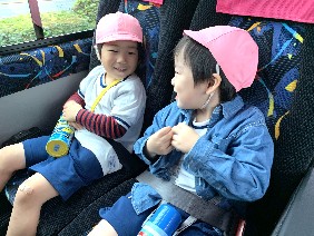 写真:バスに乗る子どもたち3