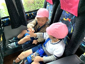 写真:バスに乗る子どもたち2