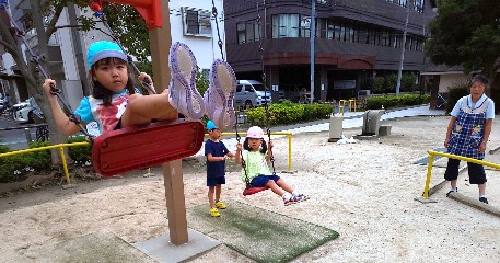 写真:ブランコで遊ぶ子どもたち