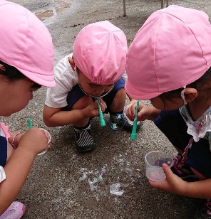 写真:シャボン玉をする子どもたち