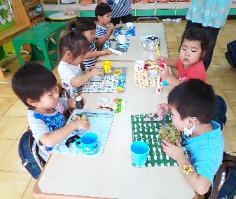 写真:お弁当を食べる子どもたち