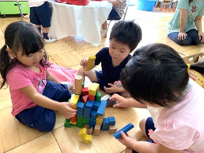 写真:積み木で遊ぶ子どもたち