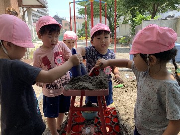 写真:かき氷づくりのマネをする子どもたち