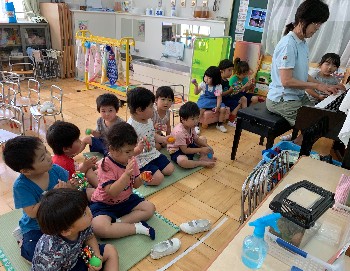 写真:楽器を鳴らす子どもたち