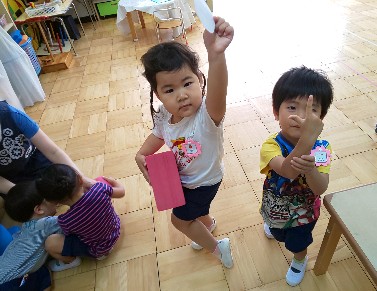 写真:ポーズをとる子どもたち