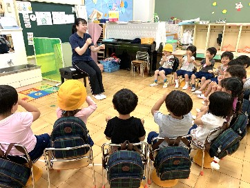 写真:教育実習の先生と子どもたち