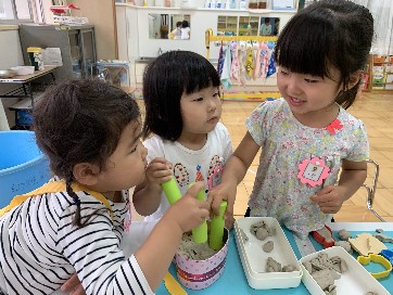 写真:お餅つきをする子どもたち