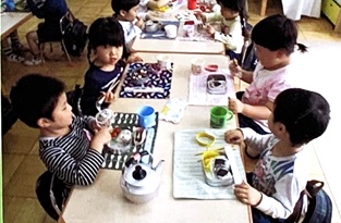 写真:初めてのお弁当を食べる子どもたち