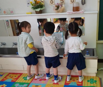 写真:手洗いとうがいをする子どもたち