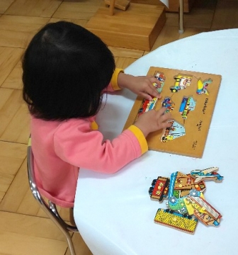 写真:パズルに取り組む子ども