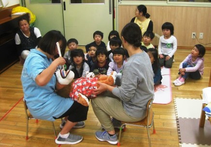 写真:こども園の歯みがき指導2