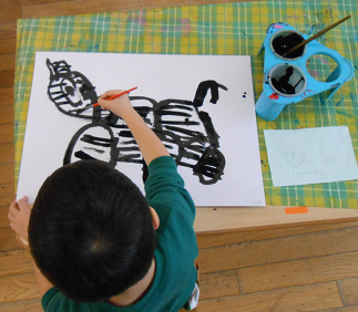 写真:干支を描く子ども