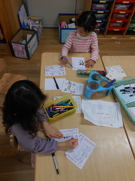 写真:郵便やさんごっこをする子どもたち