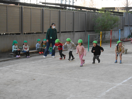 写真:かけっこをする子どもたち