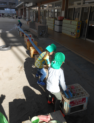 写真:線路に見立てて遊ぶ子どもたち