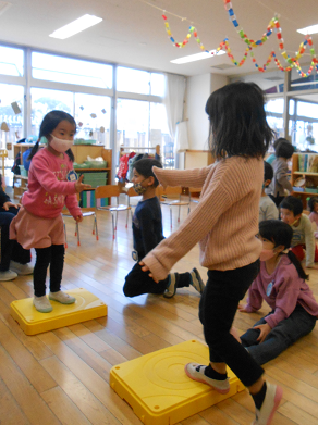 写真:じゃんけんをする子どもたち1