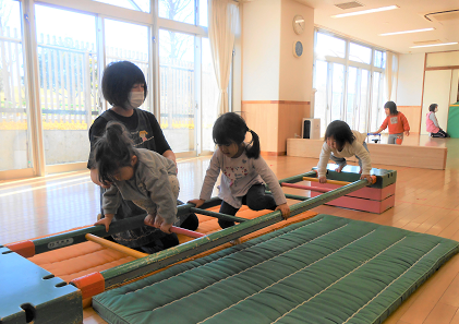 写真:室内で遊ぶ子どもたち