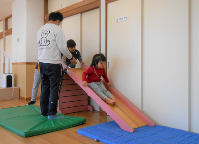 写真:滑り台で遊ぶ子どもたち