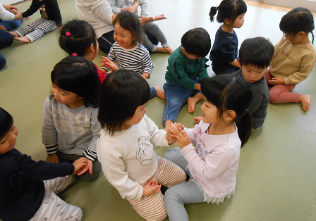 写真:お話を聞く子どもたち3