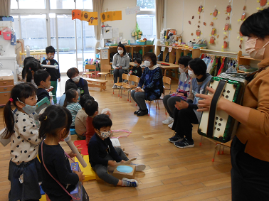 写真:演奏する子どもたち