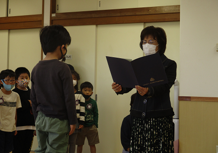 写真:先生と賞状をもらう子ども1