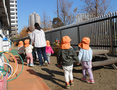 写真:お散歩に出かける子どもたち