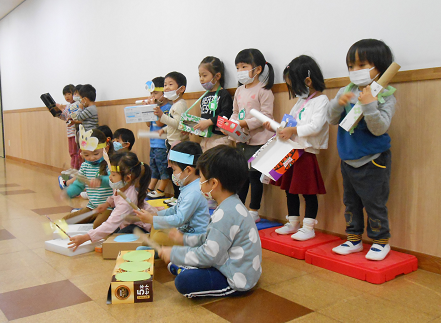 写真:演奏する子どもたち