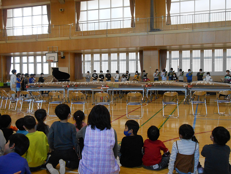 写真:練習を見学する子どもたち1