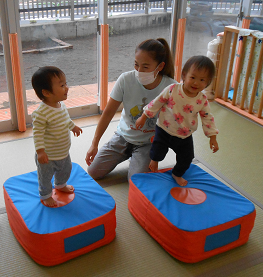 写真:トランポリンで遊ぶ子どもたち