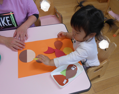 写真:画用紙で遊ぶ子ども