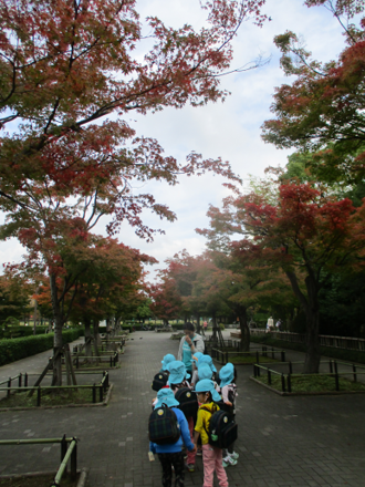 写真:公園を歩く子どもたち